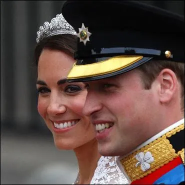 Quel titre la reine Elizabeth II, a-t-elle attribu  son petit-fils William et sa future femme, quelques heures avant leur mariage ?