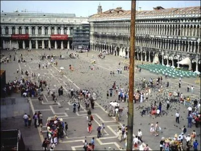 Quel nom porte la grand-place de Venise ?