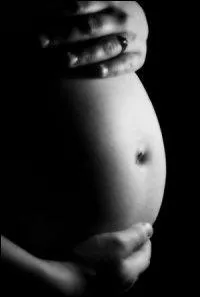 Une femme sur le point d'accoucher perd les :