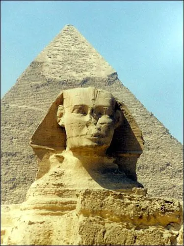 Je suis un volume gomtrique  base carre. J'abrite le tombeau des pharaons gyptiens et une maldiction s'abat sur ceux qui me profanent. Je suis :