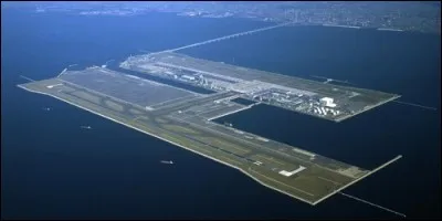 Quel est le seul aéroport au monde construit sur une île artificielle ?