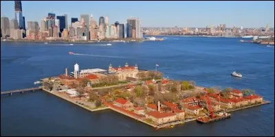 Quelle île de la baie de New York accueillait les migrants européens entre 1892 et 1954 ?