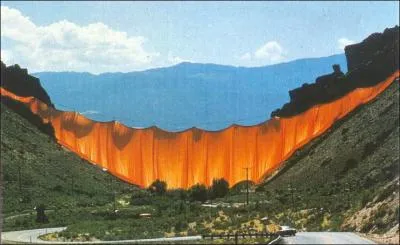 Le Land Art est un mouvement artistique qui se caractrise par des oeuvres...