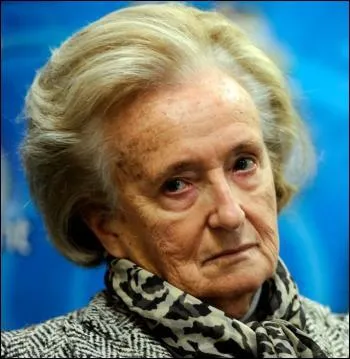 Cette ex ''first lady'' revient tous les ans culpabiliser les enfants bien portants. Escortée de son judoka, elle leur fait cracher leurs pièces jaunes. Mme C. s'appelle en fait :