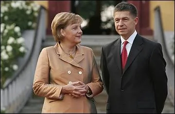 Question ''first mister'' : Angela Merkel a été mariée de 1977 à 1982 à Ulrich Merkel. Elle est remariée depuis 98 à Joachim Sauer qui a été salué : ''Bonjour M. Merkel'' par...