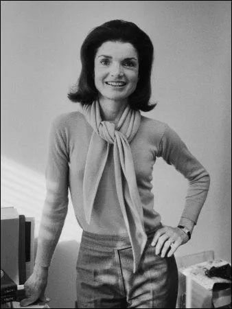 Au côté de John Fitzgerald Kennedy, Jacqueline Bouvier connaîtra une carrière de ''first lady'' assez mouvementée. Elle décida de se remarier avec un grec richissime : Onassis... Quel était son prénom ?