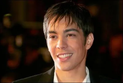 N le 13 mai 1983, chanteur qui a remport l'dition 2004 de 'Star Academy'. Chansons : 'A corps perdu', 'De temps en temps', 'Restons amis'.