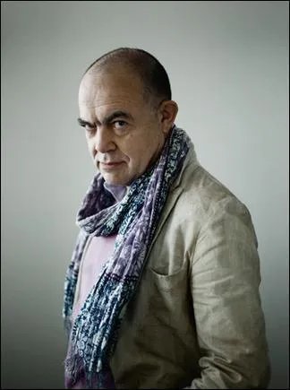 N le 16 mai 1951, grand couturier, ayant sa propre maison de haute couture, clbre pour ses mlanges insenss et oss. Award pour le crateur tranger le plus influent.