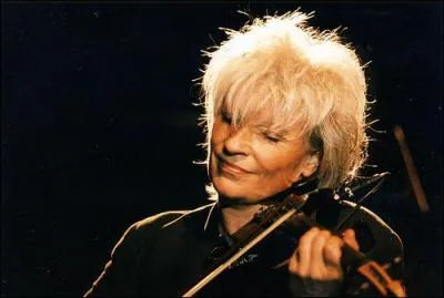 Ne le 29 mai 1945, chanteuse et violoniste, fministe convaincue. Parmi ses albums : 'La Rockeuse de Diamants', 'Nuit magique'