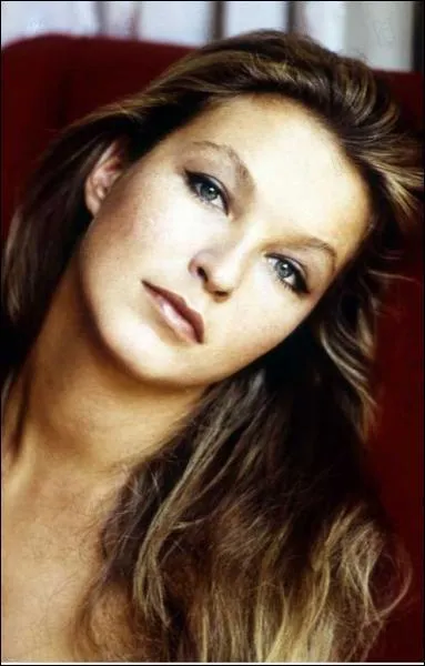 Ne le 10 mai 1938, actrice et crivain. Elle s'est fait connatre dans des films tels : 'La Princesse de Clves', 'Adorable menteuse', 'On a vol la Joconde'