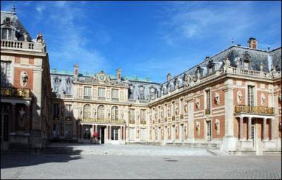 Au cours du XVII° s, Louis XIV se fit construire un imposant château près de Paris afin d'y donner de grandes réceptions. Quel est son nom ?