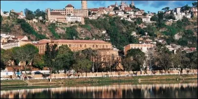 Dans quelle ville des "Mille guerriers", le Palais de la Reine, le Rova, a-t-il brûlé en 1995 ?