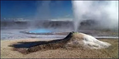Un jet d'eau qui surgit par moment de la Terre dans les zones volcaniques est :