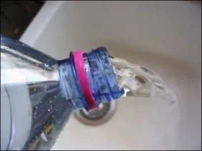 Comment faire pour vider une bouteille deux fois plus vite ? Je débouche la bouteille, je retourne la bouteille et je...
