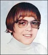 Personnellement, je le trouve mieux SANS lunettes, il s'agit de :