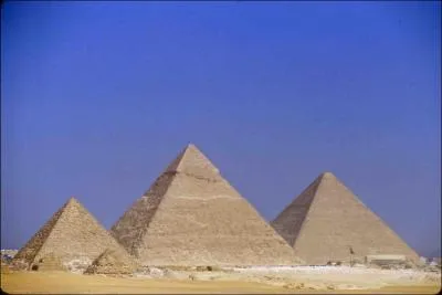Quel est ce monument gyptien, ancienne Merveilles du Monde, qui abritent le corps de Khops, Khphren et Mykrinos ?