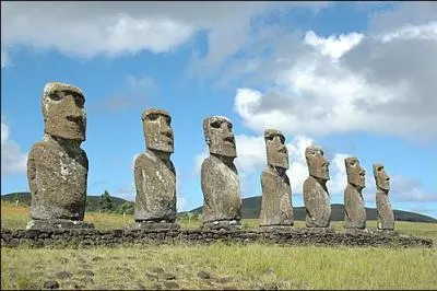 Quel est ce monument situ dans l'ocan Pacifique clbre pour ses statues ?