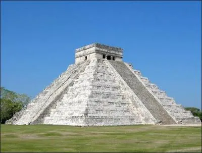 Quel est ce monument maya, Nouvelle Merveille du Monde, qui culmine  24 m ?