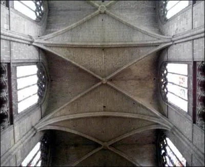 Cette vote  croise d'ogives, ainsi que les arcs-boutants et la standardisation des pierres sont des caractristiques de :