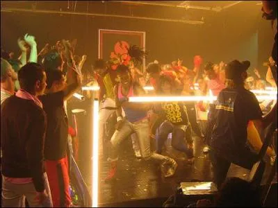 Quelle musique est représentée dans "Alive" par Mondotek ?