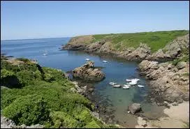 C'est une le bretonne situe face  Lorient :