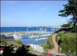 Elle se situe en prolongement de la presqu'le de Quiberon ?