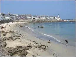 Situe dans la mer d'Iroise, ses habitants sont les Snans :