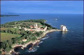 Cette le possde un ancien monastre fortifi :