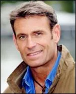 C'est lui a amen ces amis pour  Les Vacances de l'amour , et aujourd'hui il est beau gosse de la bande. Qui est-ce ?