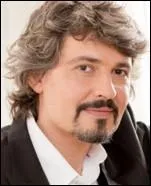 C'est le gros dragueur bien lourd, il est depuis plusieurs annes en couple avec Bndicte. Qui est-ce ?