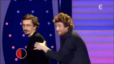 Quel nom de star est crit sur le T-Shirt d'Arnaud Tsamre ?