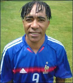 Originaire du Congo, il a port 26 fois le maillot ...