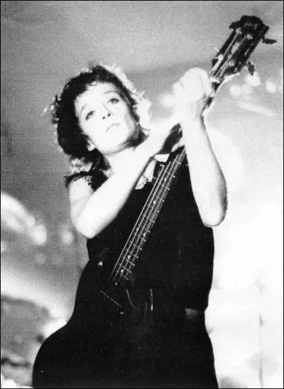 Moins connue , Corine Marienneau tait bassiste dans le groupe :