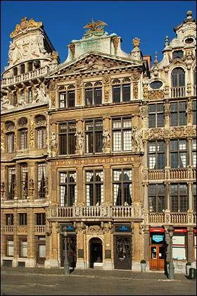 Sur la place de quelle ville belge se situe la Maison de la louve ?