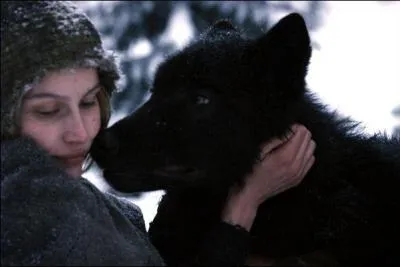 Dans le film 'La jeune fille et les loups', quelle actrice joue le rle d'Angle qui est sauve par un loup noir ?