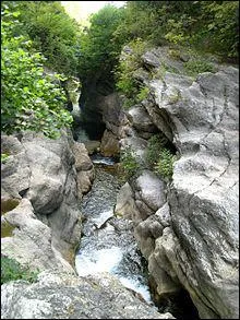 Dans quel dpartement se situe la rivire Loup qui forme des gorges ?