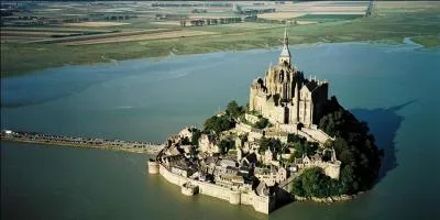 FRANCE : Il est interdit à une femme de porter des pantalons sauf si...