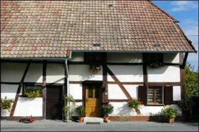 Dans quel village peut-on voir des maisons  colombages ?