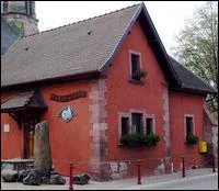 Dans quel village peut-on visiter la Maison de la Gologie ?