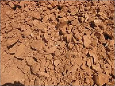 Si la terre est rouge, que contient-elle ?