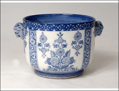 La faïence est une cousine des terres cuites. Quelle est sa particularité ?