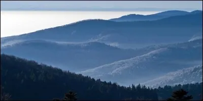 Quelle est la montagne française qui tire son nom d'une peuplade gauloise ?