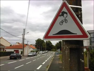 Que signifie ce panneau de signalisation dtourn ?