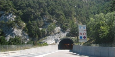 Quel est le tunnel transfrontalier reliant Modane en France et Bardonèche en Italie ?