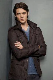 Comment s'appelle le frère d'Elena ?