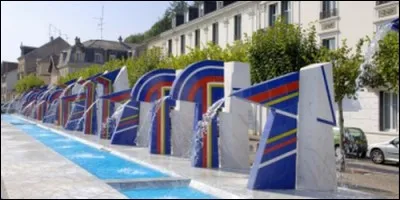 Quelle station thermale, à l'eau également réputée, se trouve tout à côté de Vittel ?