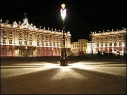 Dans quelle ville se situe cette place ?