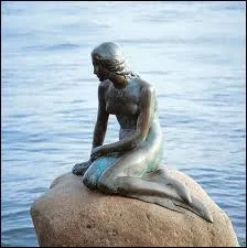 DANEMARK : La statue de la petite sirne symbolise  elle seule la ville de Copenhague. Sa taille tonne toujours les visiteurs. Quelle est-elle ?