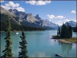 CANADA : Comment s'appelle ce lac de l'Alberta, que l'on peut admirer dans tous les guides touristiques canadiens ?