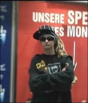 Quel est la couleur des yeux de Tom ?